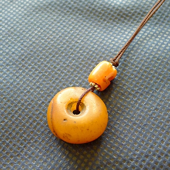 チベタンアンバー（琥珀）チョーカー003 古琥珀と山珊瑚を合わせた